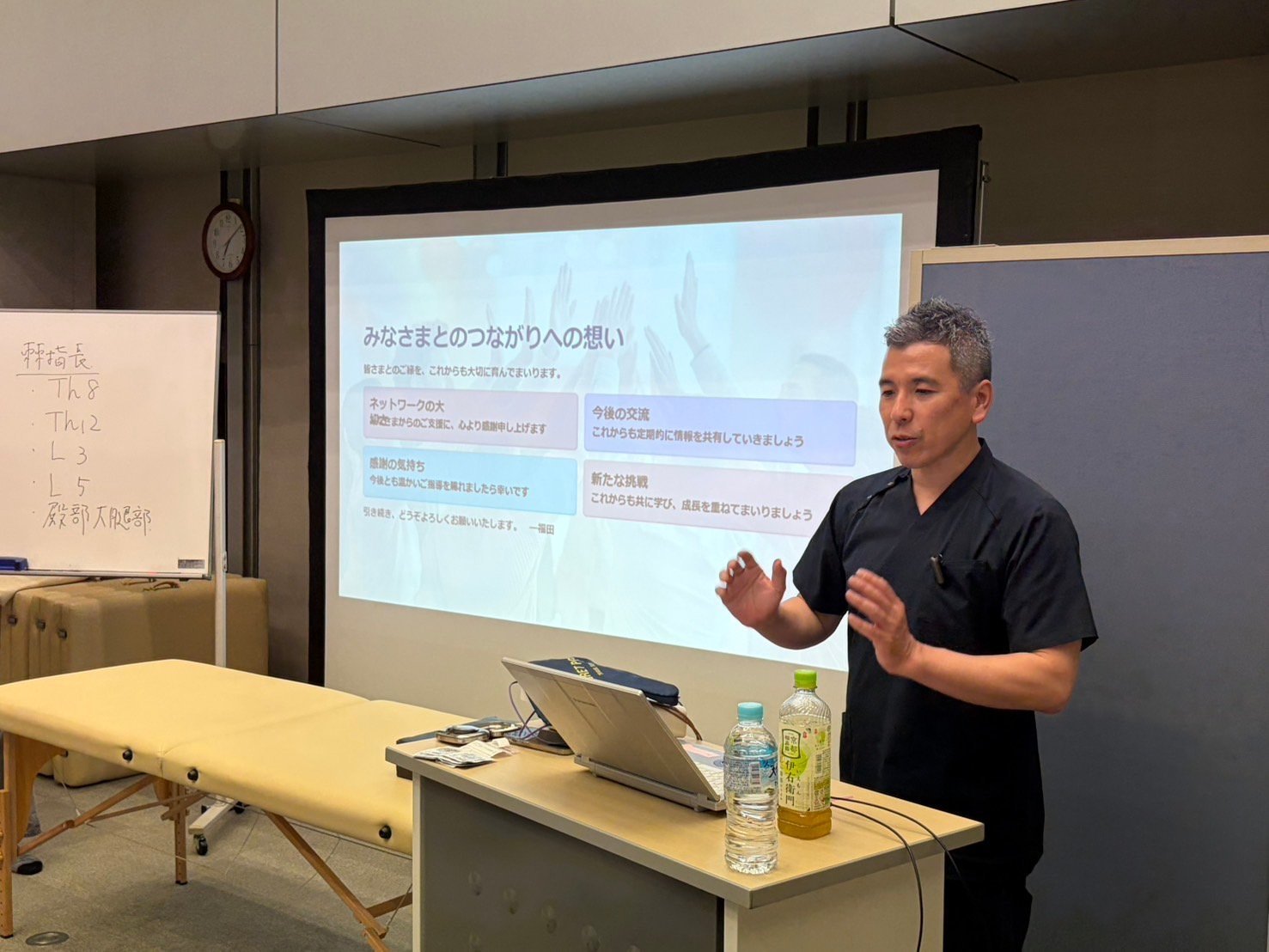 臨床セミナーで、スライドを使って解説する院長 福田雅文